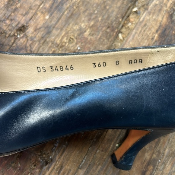 Vintage Salvatore Ferragamo Navy Blue Gold Bow Kitten Heels Size 8AAA - Picture 4 of 5